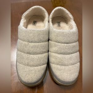 Woman’s TOMS slipper shoes SIZE 9